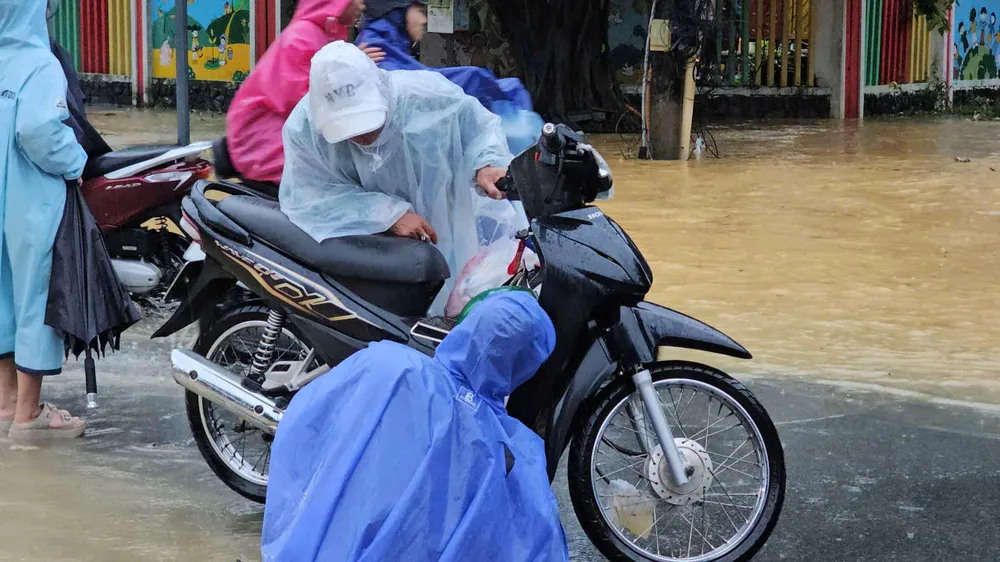 Nhiều phương tiện hư hỏng vì đi qua vùng ngập lụt z7168493824027_b4673913dbde2863e7fde39667169722.jpg