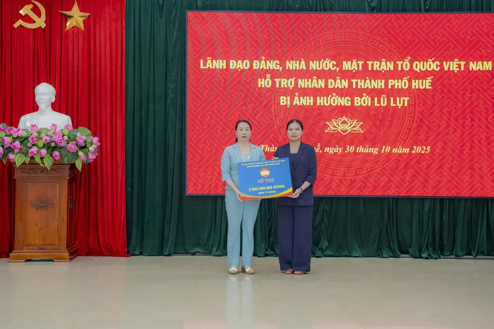 Ủy ban Trung ương MTTQ Việt Nam hỗ trợ 5 tỷ đồng để TP Huế khắc phục hậu quả thiên tai z7171719697419_35544be062e26783b866f94a1a0d05ec.jpg
