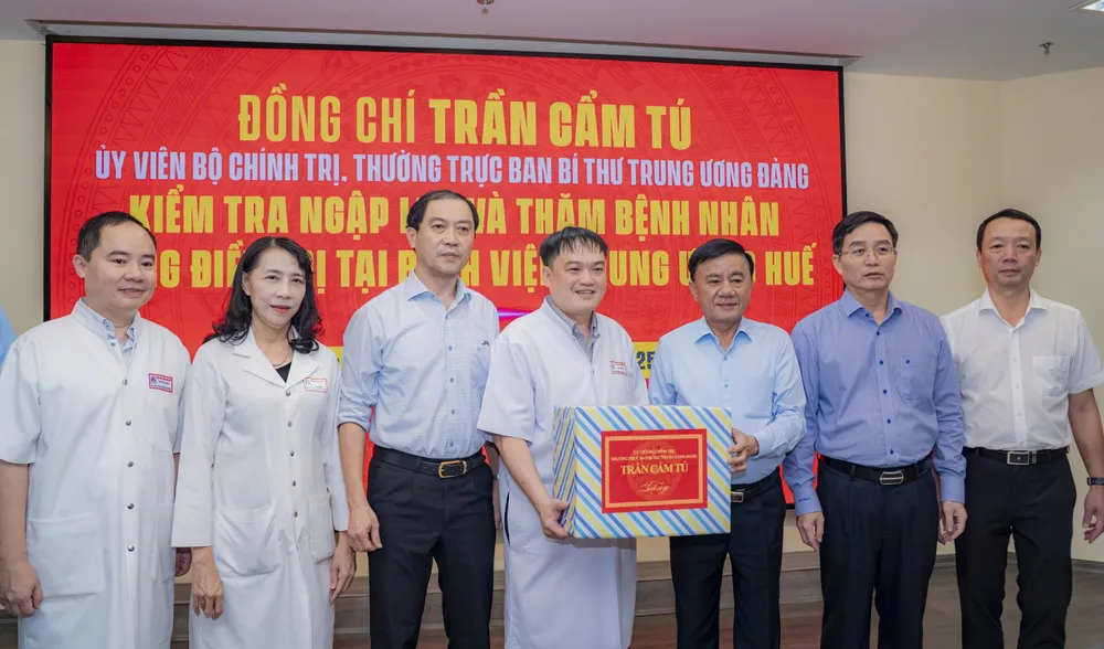 Thường trực Ban Bí thư Trần Cẩm Tú tặng quà động viên tập thể, y bác sĩ Bệnh viện Trung ương Huế z7171719697431_a9b58896e4140a265ba35f92aa5ac5e1.jpg