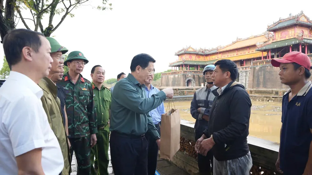 Phó Thủ tướng Mai Văn Chính kiểm tra công tác khắc phục mưa lũ ở Đại nội Huế ảnh 4 IMG_20251031_084010.jpg