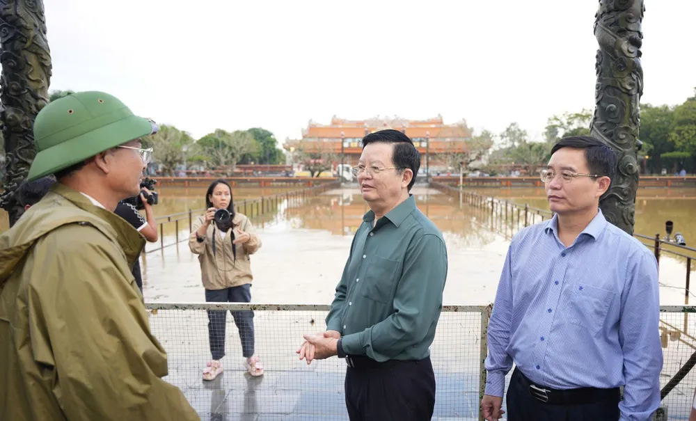 Phó Thủ tướng Chính phủ Mai Văn Chính kiểm tra công tác khắc phục mưa lũ ở Đại nội Huế IMG_20251031_084022.jpg