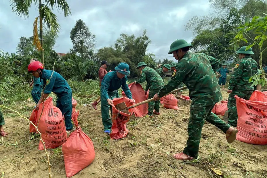 Bộ đội Biên phòng TP Huế nỗ lực khắc phục sạt lở sau lũ z7172795701531_691a3ec009c051d94d92d8eda1c48ff4.jpg