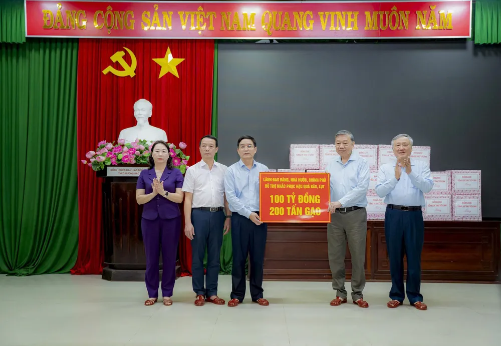 Generalsekreterare To Lam överlämnade, på uppdrag av partiet, staten och regeringen, 100 miljarder VND och 200 ton ris för att stödja staden Hue i att övervinna konsekvenserna av historiska översvämningar. z7180594895920_96c849473a268adadf65bb1880a56bbb.jpg