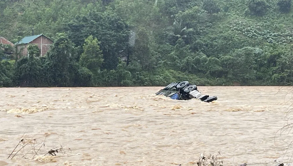 Xe đầu kéo bị lũ cuốn trôi khi tài xế cố tình vượt đập tràn