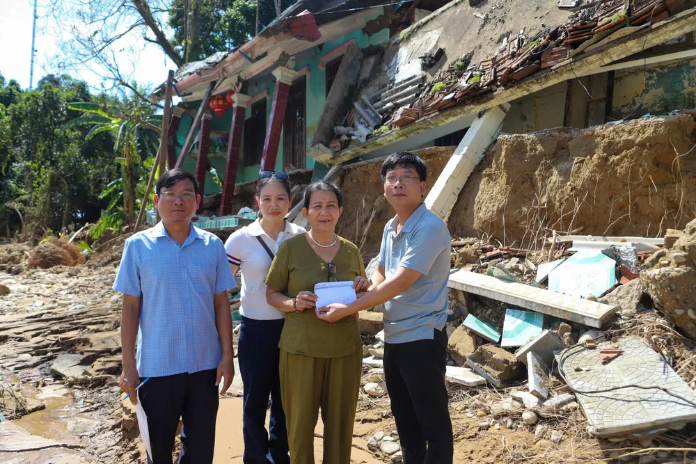 Un reportero del periódico SGGP dona dinero para apoyar a las personas cuyas casas se derrumbaron en la comuna de Khe Tre, ciudad de Hue. z7202186790048_8d2ae7035559414f2c1ff557391358d7.jpg