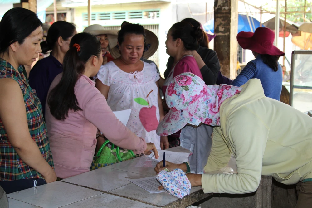 Các tiểu thương chợ Suối Cát làm đơn gửi lên tòa đề nghị can thiệp