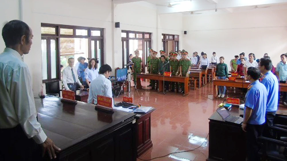 1/ Quang cảnh phiên tòa sáng 24 - 8