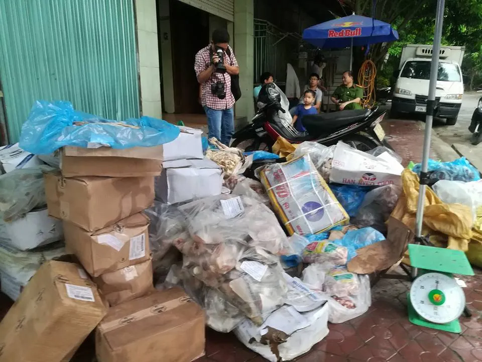  Phát hiện gần 1 tấn thực phẩm đông lạnh “bẩn" ảnh 1