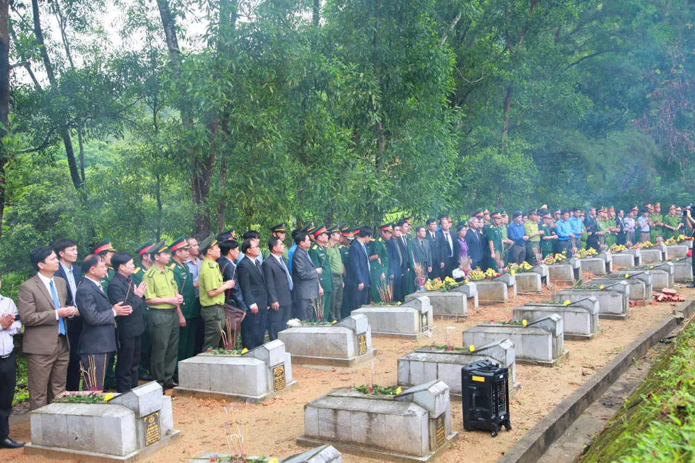 Hà Tĩnh: An táng 12 hài cốt liệt sĩ hy sinh trên đất bạn Lào ảnh 3