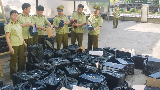  Quản lý thị trường Hà Tĩnh đang kiểm đếm lô hàng rượu tang vật