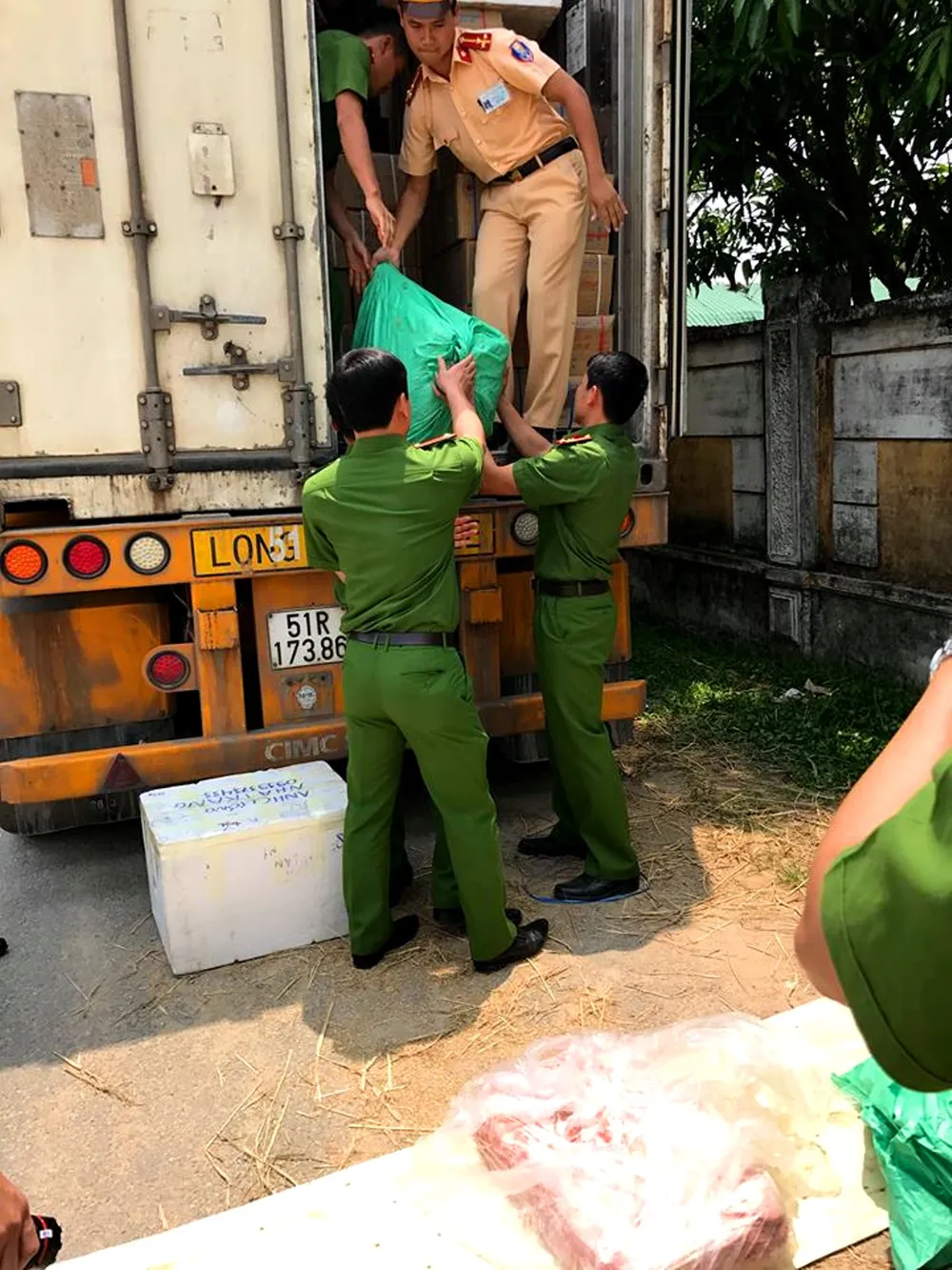 Bắt gần 3 tấn thực phẩm bốc mùi hôi trên đường vào TPHCM  ảnh 3