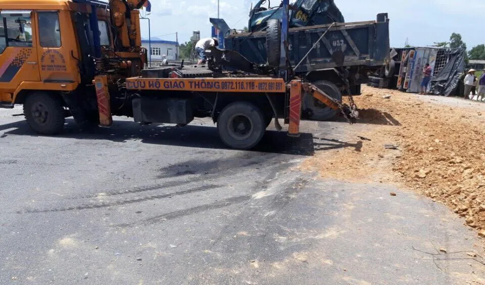 Người dân giúp tài xế thu gom hàng tấn trái cây đổ xuống đường ảnh 2