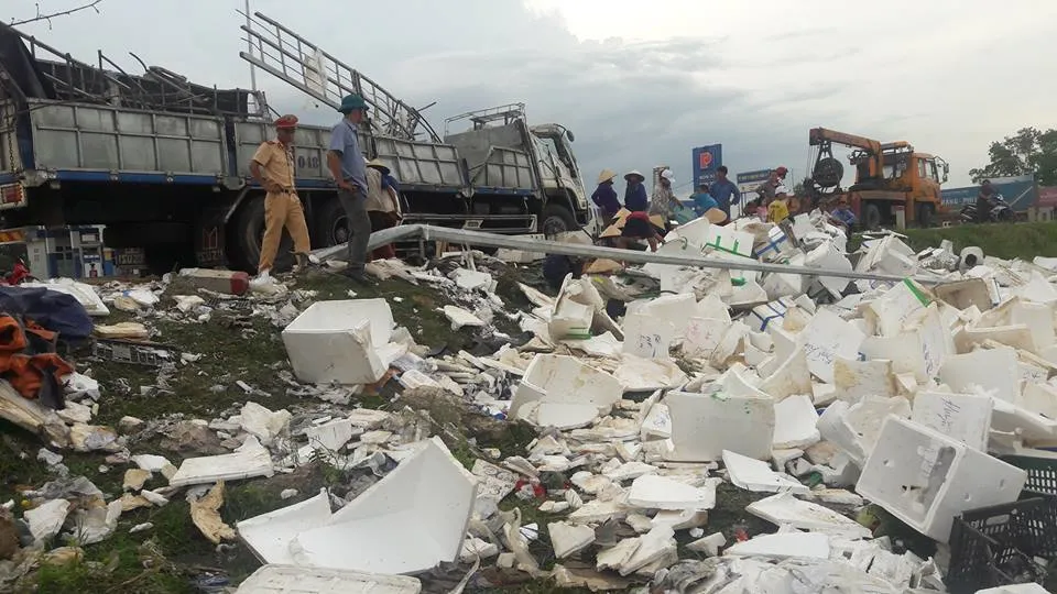 Người dân giúp tài xế thu gom hàng tấn trái cây đổ xuống đường ảnh 1