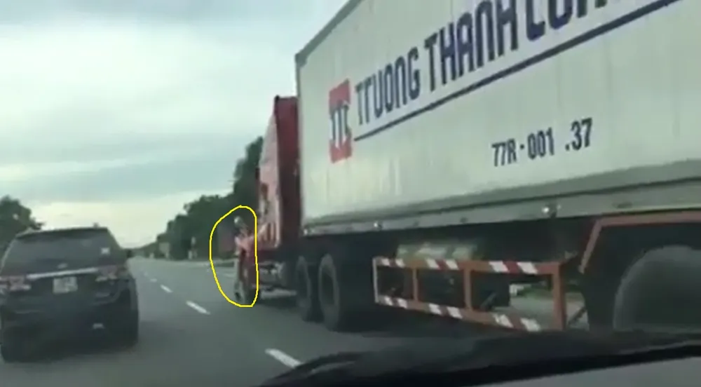 Tài xế xe container hất văng thượng úy công an xuống đường mong được thông cảm ảnh 4