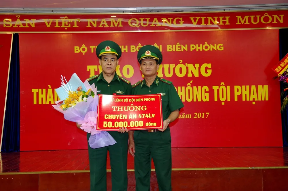 Thưởng Ban chuyên án bắt 40 bánh heroin, 120.000 viên ma túy tổng hợp ảnh 2