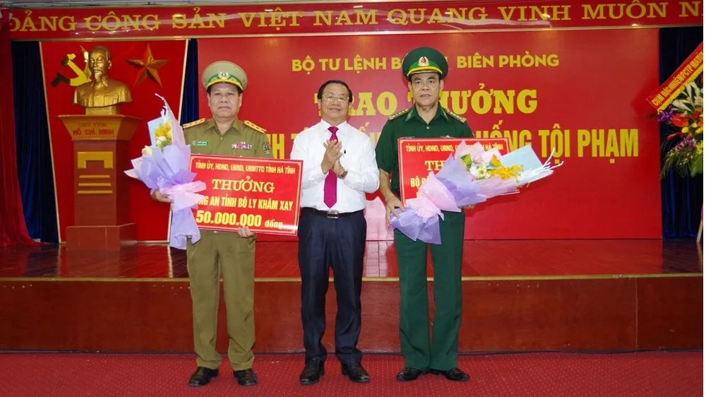 Thưởng Ban chuyên án bắt 40 bánh heroin, 120.000 viên ma túy tổng hợp ảnh 7