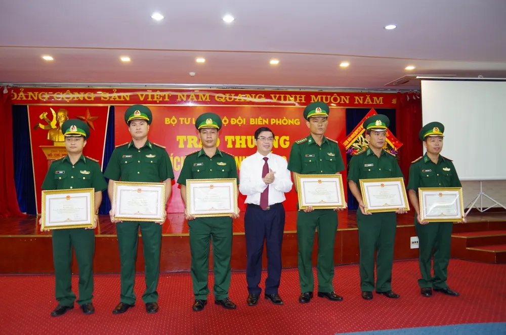 Thưởng Ban chuyên án bắt 40 bánh heroin, 120.000 viên ma túy tổng hợp ảnh 5