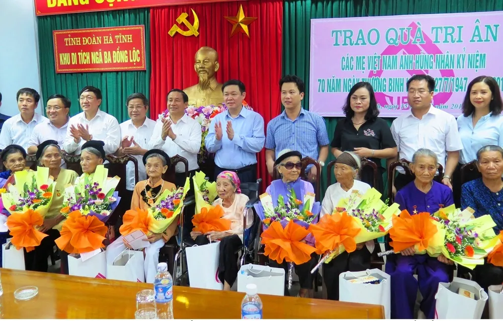 Phó Thủ tướng Vương Đình Huệ tri ân các anh hùng liệt sĩ tại Quảng Trị, Hà Tĩnh ảnh 4 Phó Thủ tướng Vương Đình Huệ tri ân các anh hùng liệt sĩ tại Quảng Trị, Hà Tĩnh ảnh 4