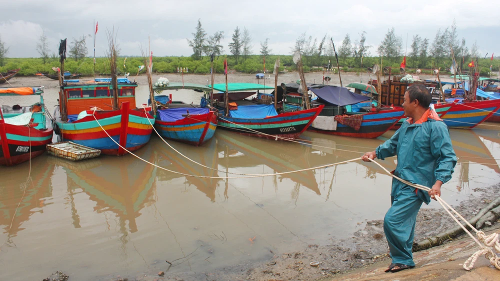 Người dân chằng néo tàu thuyền tại âu Cửa Sót, xã Thạch Kim, huyện Lộc Hà, tỉnh Hà Tĩnh để trú tránh bão