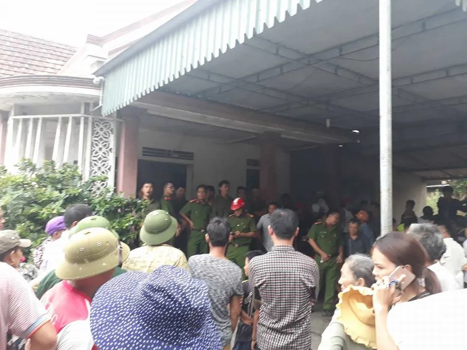 Nghi bắt cóc trẻ em, hàng trăm người dân vây kín một phụ nữ trong nhiều giờ ảnh 1