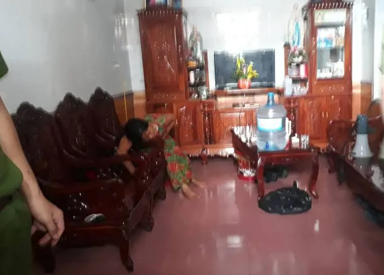 Nghi bắt cóc trẻ em, hàng trăm người dân vây kín một phụ nữ trong nhiều giờ ảnh 2