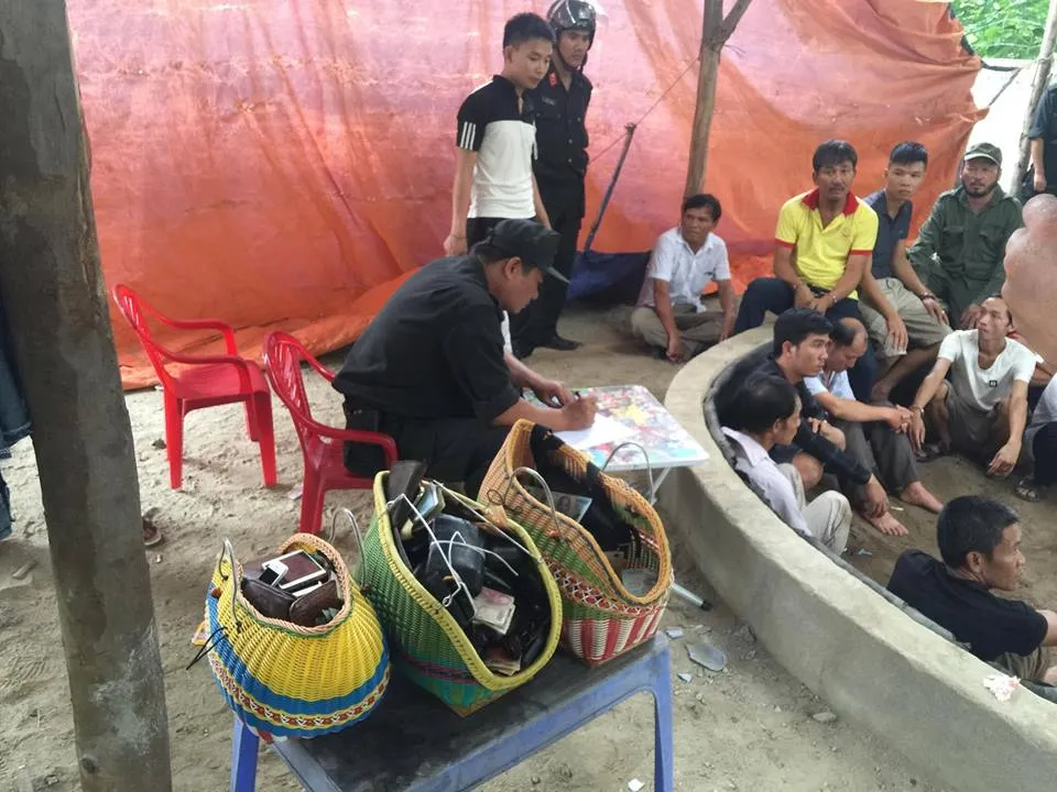 Triệt phá sới đá gà “khủng”, bắt 60 đối tượng, thu giữ hơn 300 triệu đồng ảnh 2