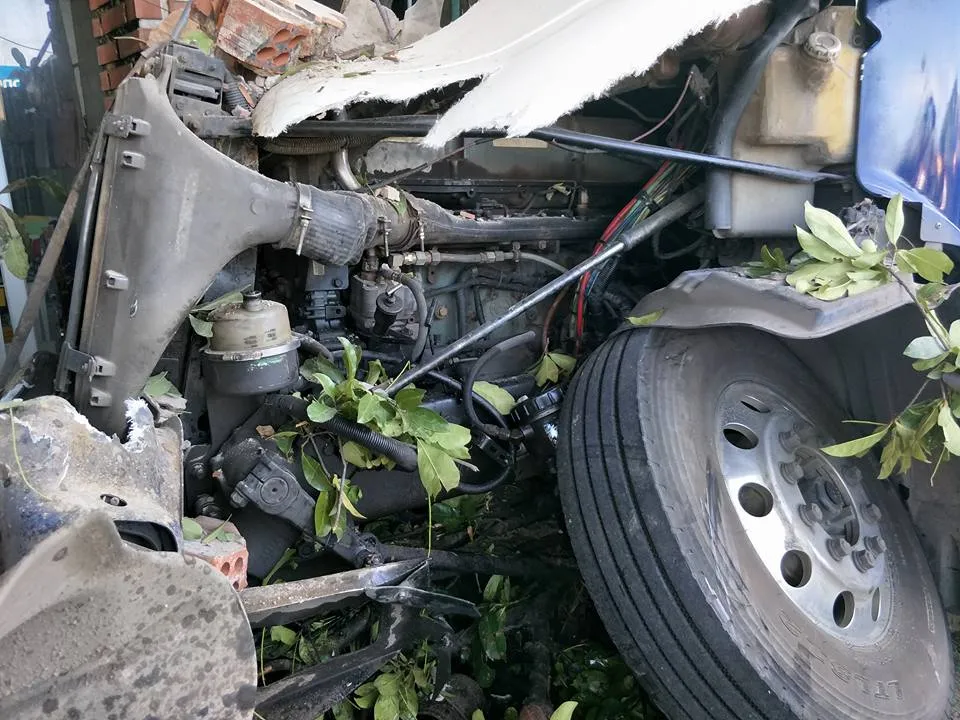 Xe container va quệt xe máy, đâm sập mái hiên, ki-ốt bán hàng ảnh 6