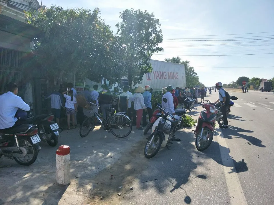 Xe container va quệt xe máy, đâm sập mái hiên, ki-ốt bán hàng ảnh 5