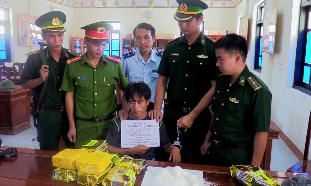 Bắt đối tượng vận chuyển 10kg ma túy đá ảnh 2
