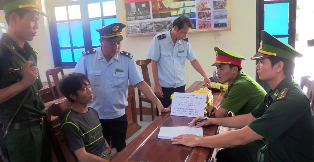 Bắt đối tượng vận chuyển 10kg ma túy đá ảnh 1