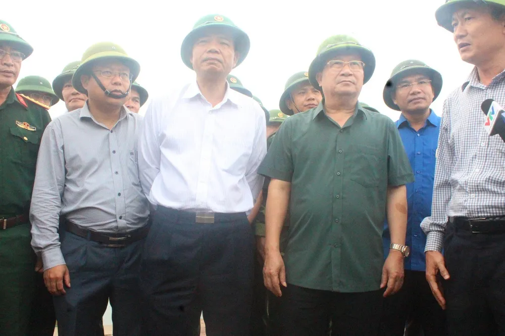 Phó Thủ tướng Trịnh Đình Dũng kiểm tra công tác ứng phó bão số 10 tại Quảng Bình, Hà Tĩnh ảnh 8 Phó Thủ tướng Trịnh Đình Dũng kiểm tra công tác ứng phó bão số 10 tại Quảng Bình, Hà Tĩnh ảnh 8