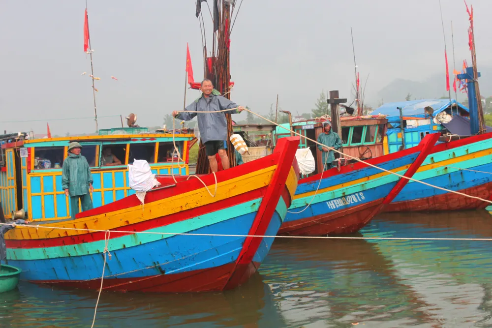 Các tỉnh miền Trung khẩn trương đối phó với bão số 10 ảnh 3