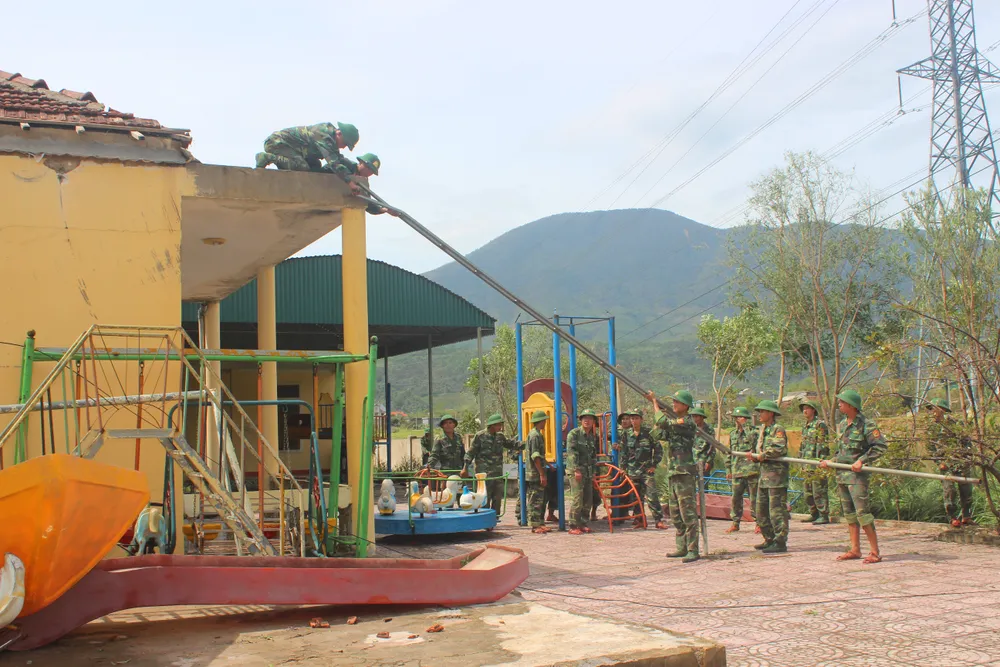 Nỗ lực giúp nhân dân khắc phục hậu quả sau bão số 10 ở Hà Tĩnh ảnh 3 Nỗ lực giúp nhân dân khắc phục hậu quả sau bão số 10 ở Hà Tĩnh ảnh 3