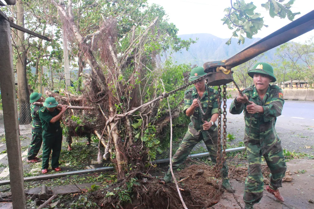 Nỗ lực giúp nhân dân khắc phục hậu quả sau bão số 10 ở Hà Tĩnh ảnh 1 Nỗ lực giúp nhân dân khắc phục hậu quả sau bão số 10 ở Hà Tĩnh ảnh 1