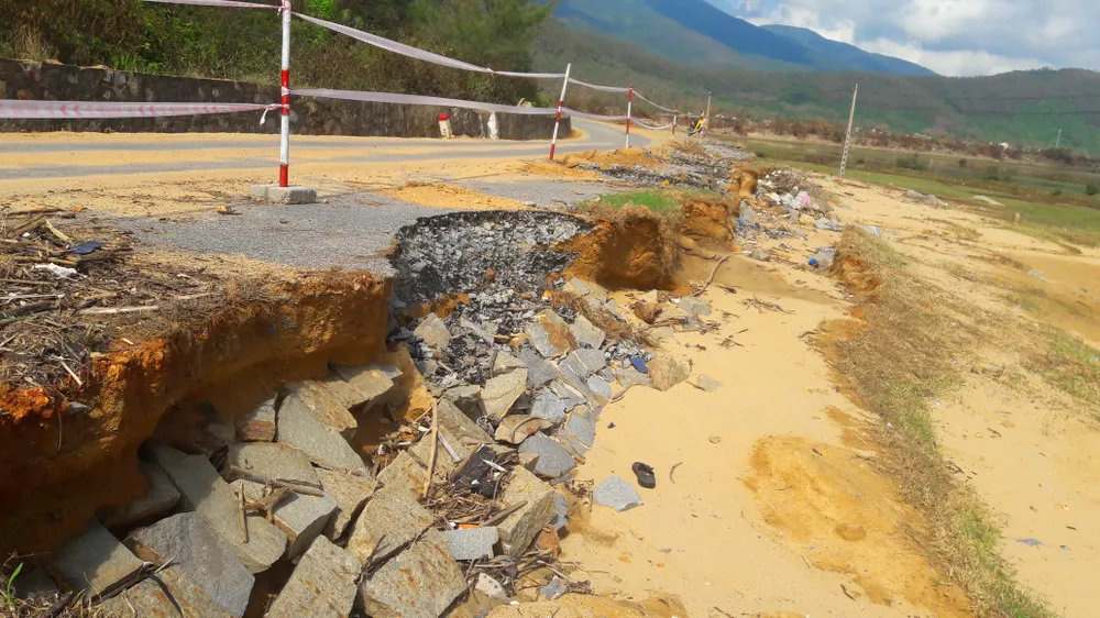 Sau bão, đường ĐT-547 ở Hà Tĩnh bị sạt lở nghiêm trọng ảnh 3