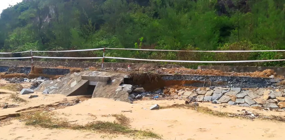 Sau bão, đường ĐT-547 ở Hà Tĩnh bị sạt lở nghiêm trọng ảnh 1