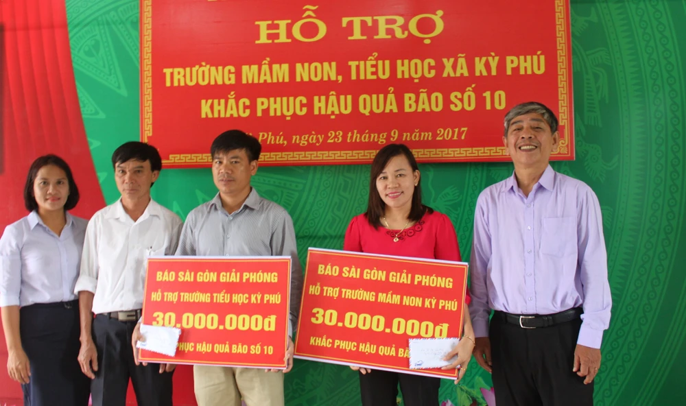 Trao hỗ trợ của bạn đọc Báo SGGP đến các Trường Tiểu học, Mầm non xã Kỳ Phú và Trường THCS Lâm Hợp, huyện Kỳ Anh, tỉnh Hà Tĩnh để khắc phục hậu quả bão số 10