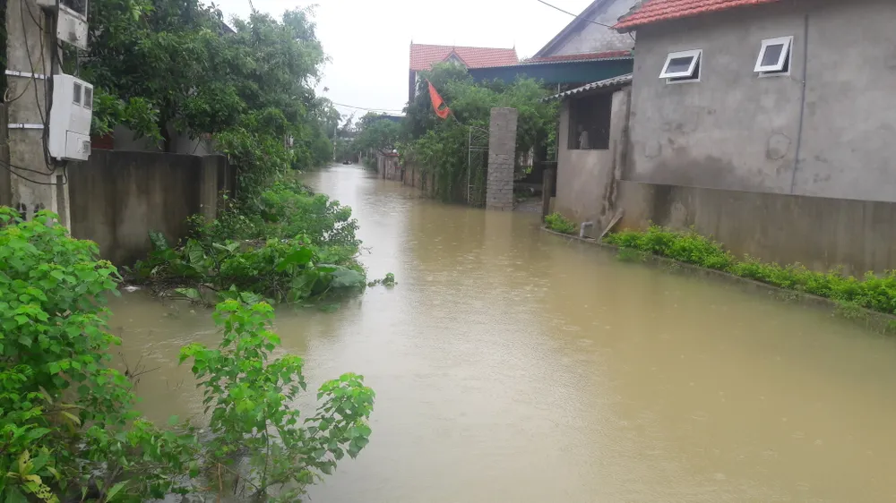 Hà Tĩnh: Giao thông chia cắt, hàng trăm nhà dân bị ngập lụt ảnh 2
