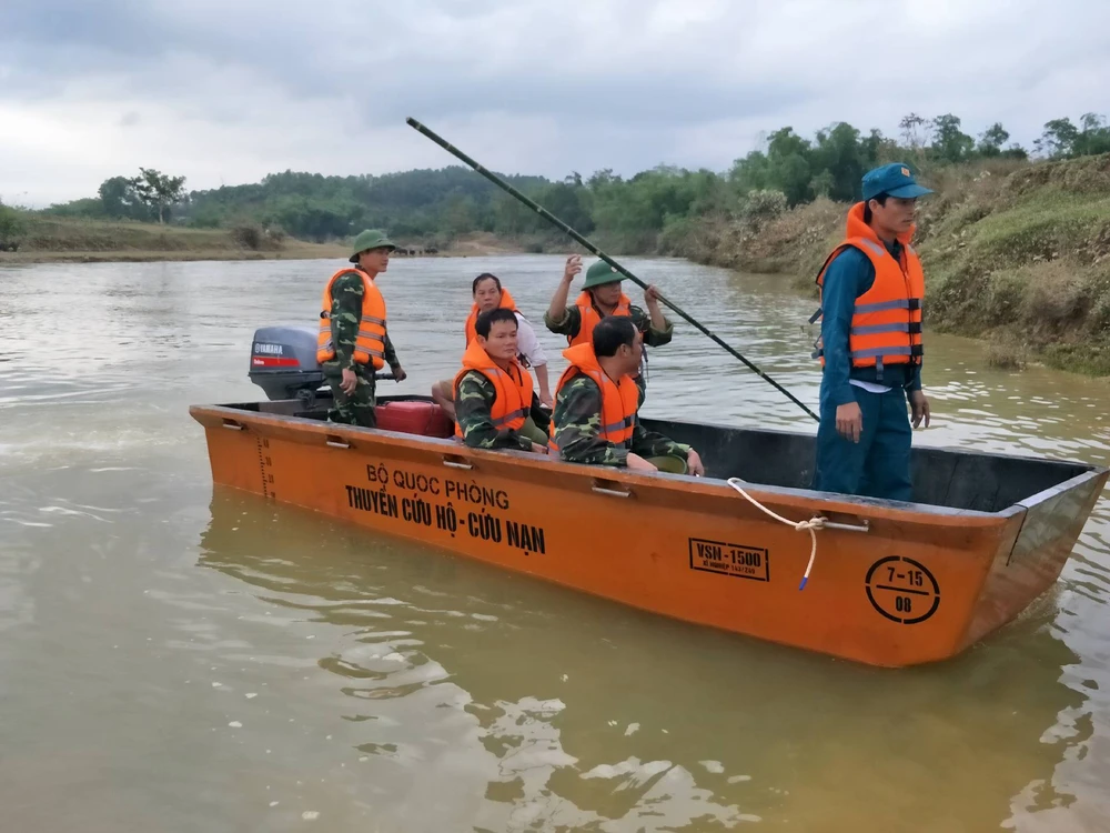 Các lực lượng chức năng đang tổ chức tìm kiếm ông H. trên sông