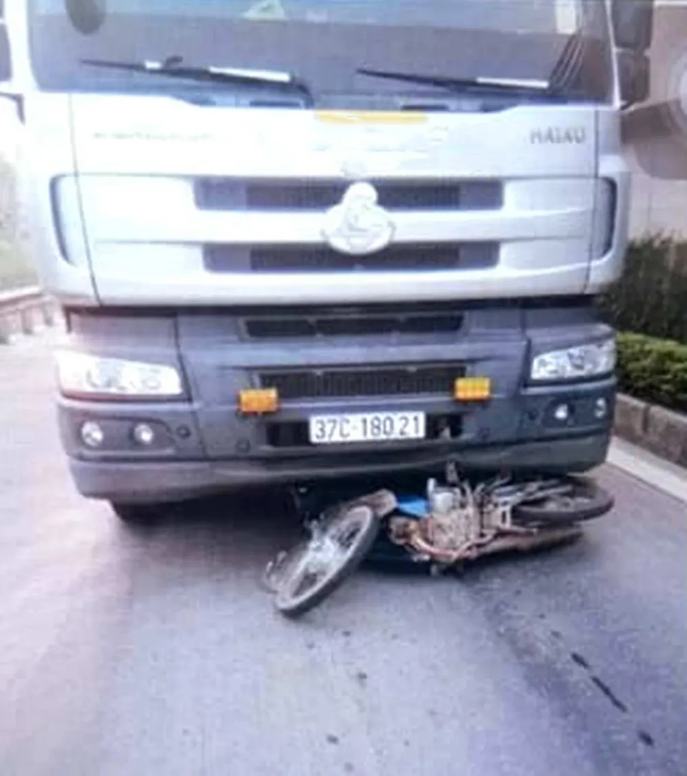 Va chạm giữa xe tải và xe máy, 2 cha con tử vong ảnh 1