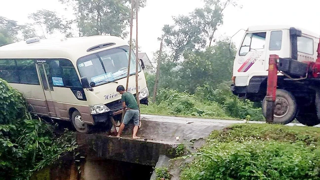 Lực lượng chức năng kéo xe ô tô khách rời khỏi hiện trường tai nạn