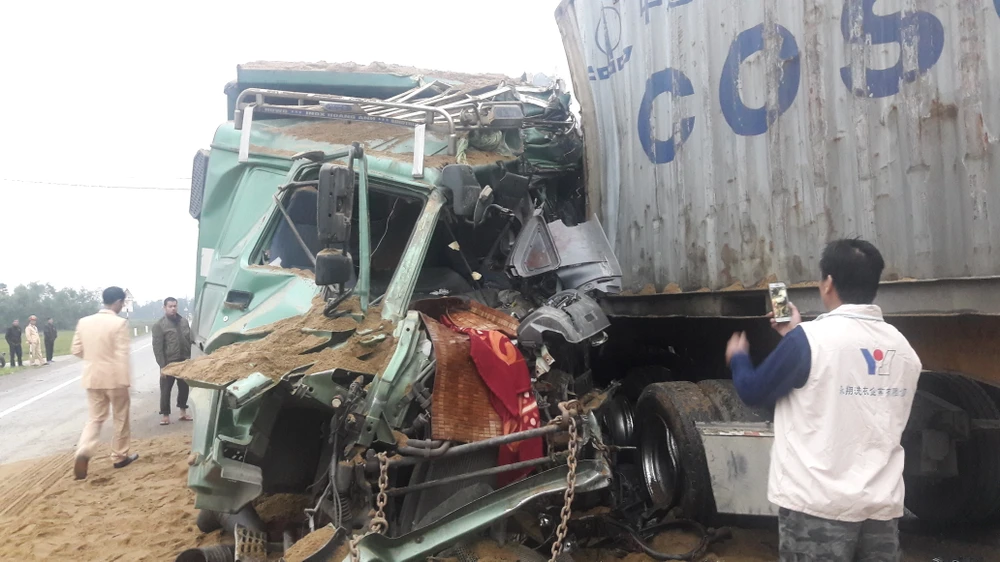 Xe tải và xe container đối đầu nhau, 2 tài xế bị thương nặng ảnh 1 Xe tải và xe container đối đầu nhau, 2 tài xế bị thương nặng ảnh 1