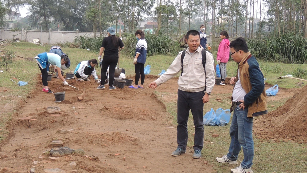 Một trong số những hố thám sát, khai quật nghiên cứu ở khu vự đền Huyện