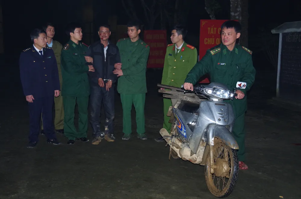 Bắt đối tượng vận chuyển 8.000 viên ma túy tổng hợp ở biên giới Hà Tĩnh ảnh 2