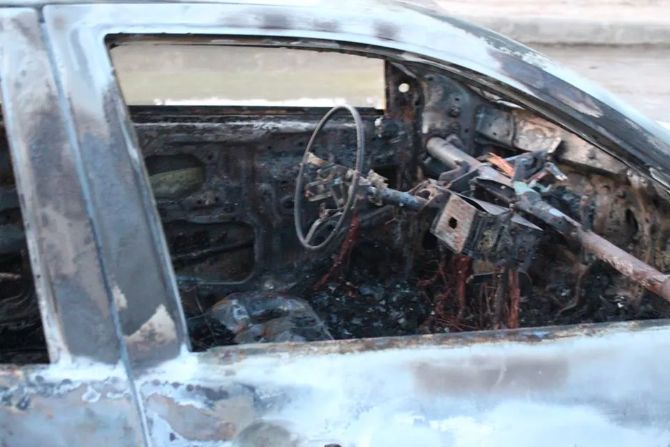 Ô tô đang lưu thông trên đường bất ngờ bị cháy trơ khung ảnh 5