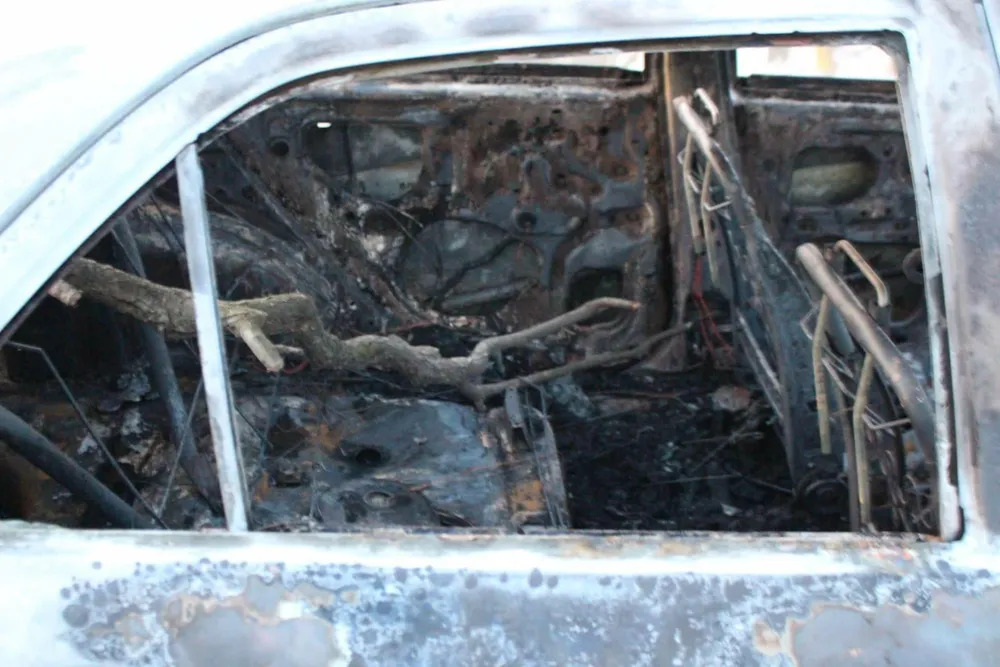 Ô tô đang lưu thông trên đường bất ngờ bị cháy trơ khung ảnh 4