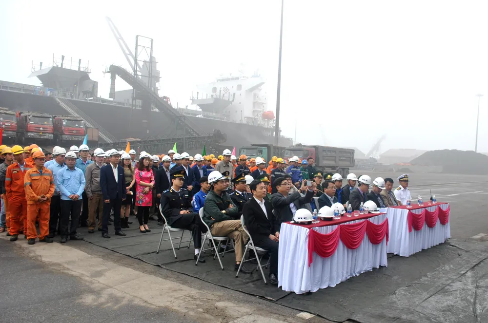 Cảng Vũng Áng đón tàu hàng đầu tiên trong năm mới Mậu Tuất 2018 ảnh 4
