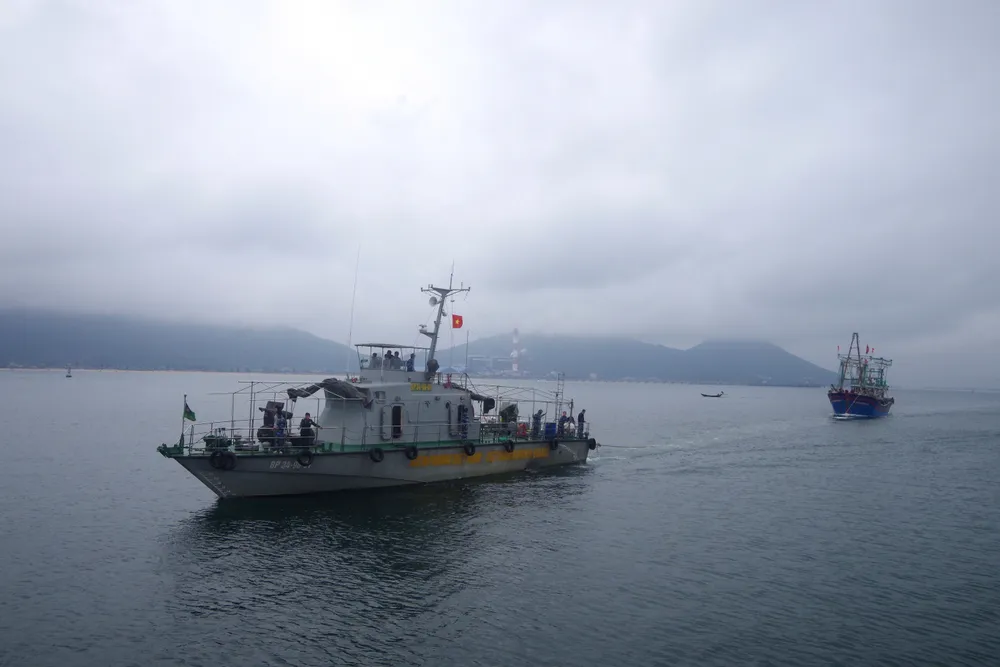 Kịp cứu 11 thuyền viên gặp nạn trên vùng biển Hà Tĩnh ảnh 1