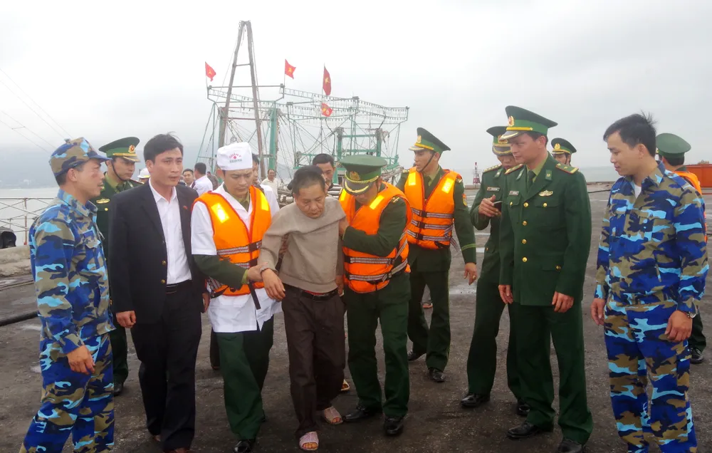 Kịp cứu 11 thuyền viên gặp nạn trên vùng biển Hà Tĩnh ảnh 4