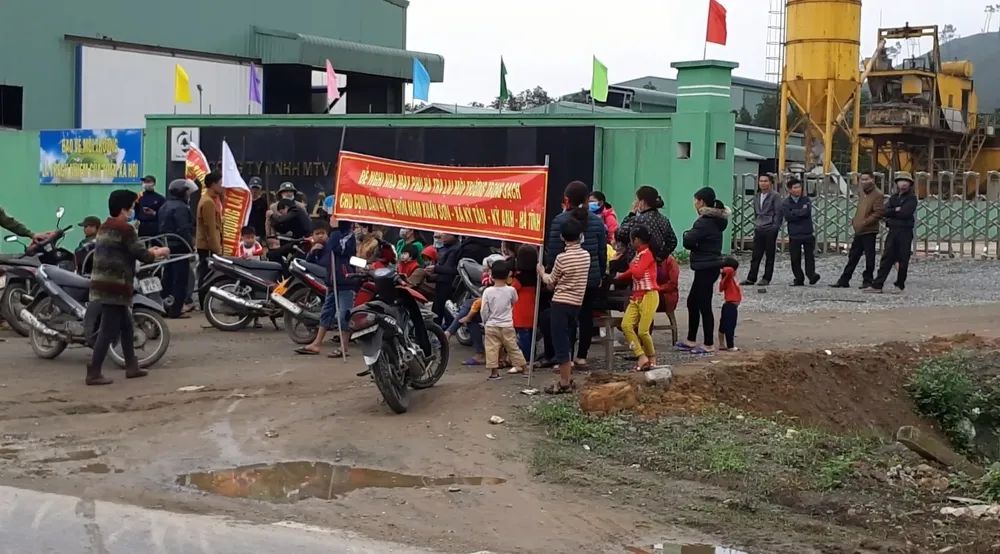 Người dân mang bẫy dính ruồi đến cổng nhà máy rác để phản đối ô nhiễm ảnh 1